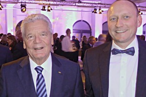  Bundespräsident Joachim Gauck nach der Preisverleihung des Deutschen ­Zukunftspreises mit Roy ­Thyroff, Geschäftsführer der V. Fraas Solutions in Textile GmbH 