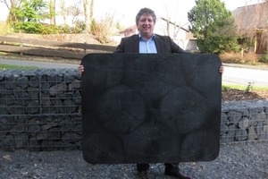  Fig. 1 Managing Director, Ralf Sinner, demonstrating the lightweight of the Tecboard. This fact ensures numerous advantages in concrete block manufacturing. [Photos: Tecboard] 