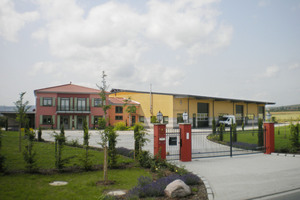 Die Weingutskellerei S.J. Montigny mit rund 1.200 m² Produktionsfläche sowie dem Gutshaus mit integrierter Vinothek 