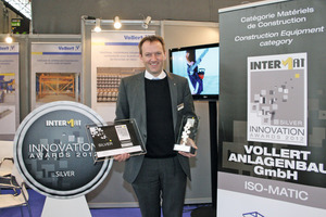  Der Vollert-Messestand mit dem Innovationspreis auf der Intermat in Paris: Philippe Marrié freute sich über die Auszeichnung mit dem Silver Award 2012 