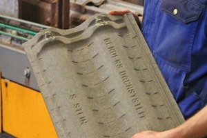  Abb. 5 Innovation aus den eigenen Reihen: Eine Klebemaschine verhindert Bruch und Verrutschen beim Transport. 