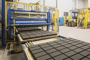  <div class="bildtext_en">Optastone is particularly suitable for the production of concrete pavers and concrete products made of earth-moist concrete</div> 