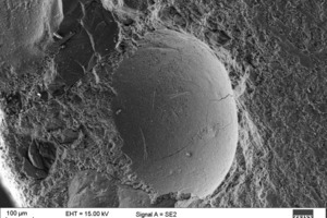  REM-Aufnahmen einer Gesteinskornoberfläche mit Anreicherungen von Calciumhydroxid (a) und Ettringit (b) in der Kontaktzone 