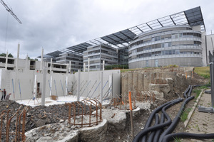  Zur Abstützung des Hangs wurden Betonbohrpfähle genutzt 