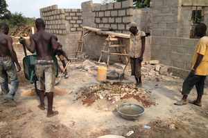  Die Jordahl GmbH, H-Bau Technik und Pfeifer Seil- und Hebetechnik sammeln auf der Messe Bau Spendengelder für den Bau eines Krankenhauses in Sierra Leone, wo die Ebola-Epidemie wütet  