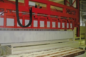  Abb. 14 Following autoclaving, the autoclave pallets are picked up by a portal grab unit from the autoclave trolley and transported to the third tilting table  