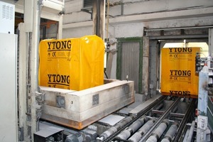  Fig. 16 The last work station: the aerated concrete blocks are wrapped in the typical yellow Ytong film. 