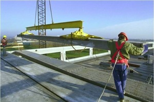  Abb. 2  Auf der Baustelle werden die Spannbeton-Fertigdecken verlegt. 