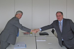  Abb. 2 Niklaus Sauter (l.) und Rupert Plersch (r.) beim offiziellen Handschlag. 