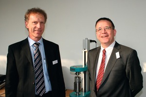  Fig. 1 The general managers of Schleibinger Geräte GmbH, Oliver Teubert and Markus Greim (from left), presented the fascinating measuring technology of the „Viskomat NT“ to the participants of the workshop. 