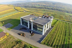  A skeleton structure of reinforced concrete was erected for this new building in the ­German village of Osann Monzel. The double-leaf floor slabs installed are prestressed and contain the entire building services  