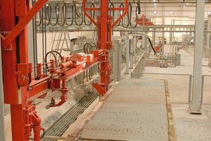  <span class="bildunterschrift_hervorgehoben">Fig. 2</span> The cutting plant is divided into three units and ensures ­optimal precision of the products. The turnover manipulator takes the green cake out of the mold and transfers it to the cutting car.  