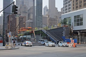  Liberty Park forms the roof the high-security VSC. In the background on the left: the Calatrava church site. On the right: ­air-conditioned access bridge to the shopping mall 