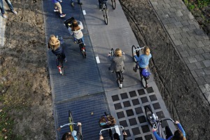  Eine Solaroad-Teststrecke in Krommenie in der Provinz Nord-holland. Das gesammelte Sonnenlicht wird nachts für die ­Straßenbeleuchtung genutzt 