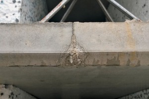  The Notch-free system enables shuttering without bevelled notches. This prevents the unattractive marks in concrete (see image center) at the triangular notches of the shutters. 