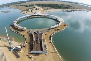  Für die Brücke wurden 3.500 m³ Beton, 450 t Stahl und 40.000 m Spanndrähte verbaut 