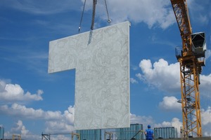  Fig. 1 Noble and sophisticated: Assembly of the concrete curtain wall units to the hotel. 