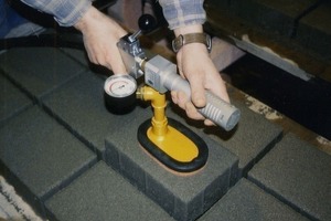  Fig. 18 Quality  control using vacuum lifting device [65].Abb. 18 Vakuum-Gerät für manuelle Qualitätskontrolle [65]. 