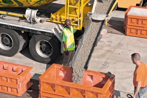  Nach dem Aufbringen von Trennmittel auf die Innenwände und den Boden wird die Form mit wiederaufbereitetem Restbeton befüllt 