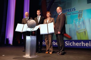  Abb. 1 Stellvertretend für alle Sieger: Der branchenübergreifende Förderpreis für die innovativste Umsetzung der Präventionskampagne „Risiko raus“! ging an Dr. Bernd Diener, Daniel Vogel und Anja Kreuzinger von Evonik Goldschmidt in Essen. Der Preis wurde überreicht von Dr. Uwe Müller (r.), dem Vorsitzenden der Präventionsausschüsse der BG RCI.  