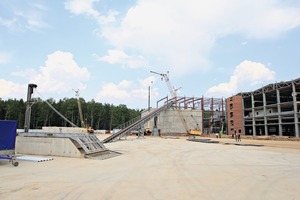  Quite literally, this is a greenfield development about 80 kilo­meters away from Moscow. This giant production facility is being constructed near Naro-Fominsk, a medium-sized town  