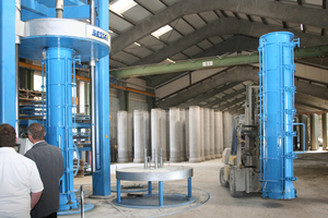  3Shown in front of the finished pipes, the mold element is being prepared for the next casting process 