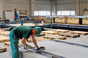  Schwere Fertigteile, wie Bahnquerungen, werden in Halle 4 gefertigt  