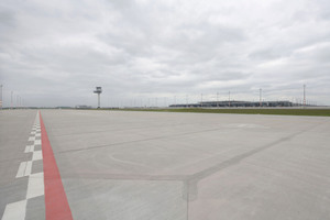  Rollfeld des neuen Flughafens BBI mit Terminal und Tower 