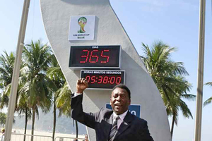  Brasiliens Fußball-Idol Pelé weihte genau ein Jahr vor Beginn der Fußball-WM in Brasilien die offizielle Countdown-Uhr in Rio de Janeiro ein 