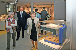  Die Besucher des Schöck-Museums können Dokumente lesen, Fotos ansehen oder auch Tonband-Aufzeichnungen anhören 