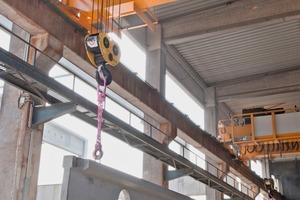  The two dual-girder overhead cranes lift up to 40 m long precast elements that weigh up to 64 tonnes in a safe, synchronous sequence 