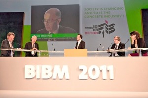  Fig. 2 The panel discussion brought fresh wind into the world event in our industry.  