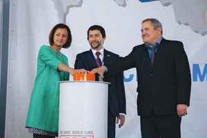  Die Bauministerin der Region Samara, Oksana Anatolevna Bistrova, ­zusammen mit Alexander Mondrus, Geschäftsführer der MC Russland, und ­Alexander Prokudin, Landrat des Kreises Kinel (v. l. n. r.), bei der feier­lichen Eröffnung des neuen Werkes der MC in Alekseevka 