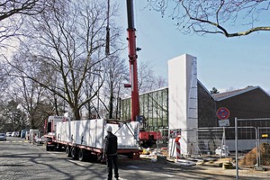  <div class="bildtext">Anlieferung der Turmsegmente in Beton­fertigteilbauweise für den Glockenturm in Köln-Bickendorf</div> 