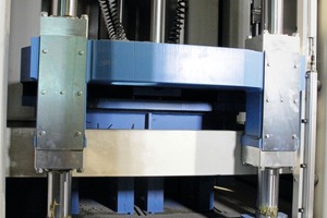  The movement of all load, mold and charging hopper axes are monitored and precisely controlled by the machine’s computer with a resolution of 1/10 mm 