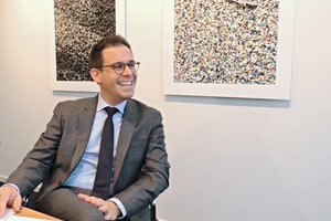  Matthias Bechtold (left), CEO of Wasa AG, explains the benefits of the new Tecboard 
