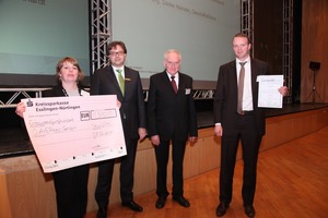  Abb. 9 Einer der zwei Preisträger des Innovationspreises 2011: Qavertec GmbH mit dem Prüfgerät „Qaver“(Quality for Paver); überreicht an Sönke Hansen (rechts). 
