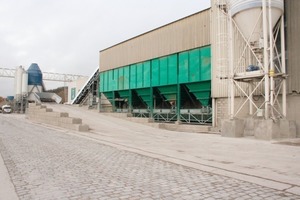  Fig. 2 Ramp to the aggregate feeder. Abb. 2 Rampe zur Zuschlagsaufgabe. 