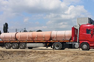  Anlieferung von fabrikneuen Perfect Pipe DN1000 Stahlbetonrohren mit HDPE-Auskleidung auf der Baustelle im Straßburger Stadtteil Cronenbourg 