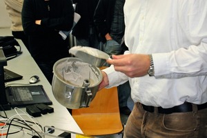  Fig. 3 Dr. Markus Krüger (University of Stuttgart) demonstrated the „Determination of elastic material parameters with ultrasound“ at one of the three workshop stations. 