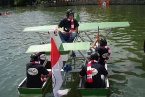  Mit ihrem grünen, unter Verwendung von Dyckerhoff Weisszement hergestellten „Gurkenflieger“ überflügelten die Studenten der FH Lausitz bei der letzten Betonkanu-Regatta die Konkurrenz. 