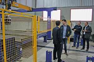  <div class="bildtext_en">Managing director Hans-Jörg Vollert (right) and commissioning foreman Thomas Ziert personally visited the production line after only a few weeks in service</div> 