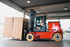  Kalmar ECG90-6LS mit kurzem Radstand von 2.600 mm und ­einer 1.550-Ah-Batterie mit 80 V-Spannung mit Vierfach­palettenklammer im Fruchtumschlag  