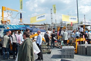  Fig. 4 Numerous visitors ­have shown great interest in the exhibits, such as here at bauma 2010 in Munich. 