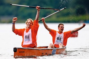  Abb. 1 Sevrien Ferrée und Frank Aarns aus den Niederlanden gewannen das Finale der Herren bei der vergangenen Betonkanu-Regatta in Essen.  