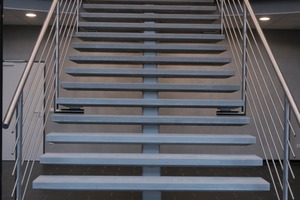  Abb. 1 Die Treppe wurde mit einem selbstverdichtenden, hochfesten Beton auf Basis des Lafarge Spezialzements Optacolor® hergestellt. 