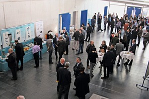  Neben dem Hörsaal war auch die Begleitausstellung im Foyer der Hochschule Regensburg sehr gut besucht 