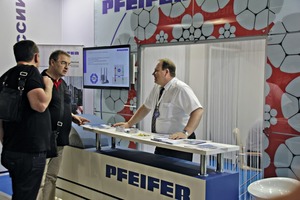  Viktor Weiler, zuständig für Vertrieb und tech­nische Beratung Seile auf dem Gebiet der Gemeinschaft Unabhängiger Staaten (GUS; rechts) am Pfeifer-Stand auf der Messe CTT 2016 im ­Gespräch mit Kunden 