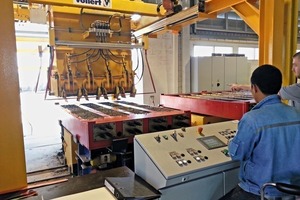  The semi-automated concrete distributor moves along a bridge structure between the concrete mixing station situated in the outside area and the concreting line 