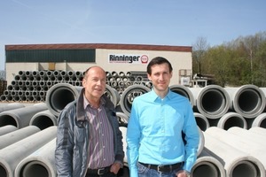  Abb. 11 Richard Kraiß (Prinzing) und Jörg Rinninger vor der Produktionshalle.  